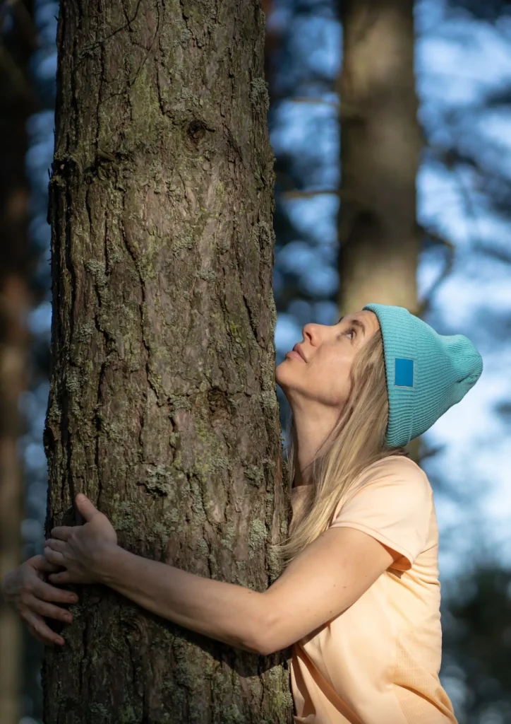 mujer que abraza un árbol