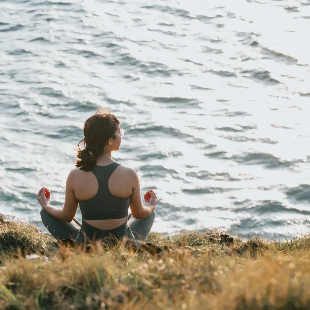 mujer que practica mindfullness al lago