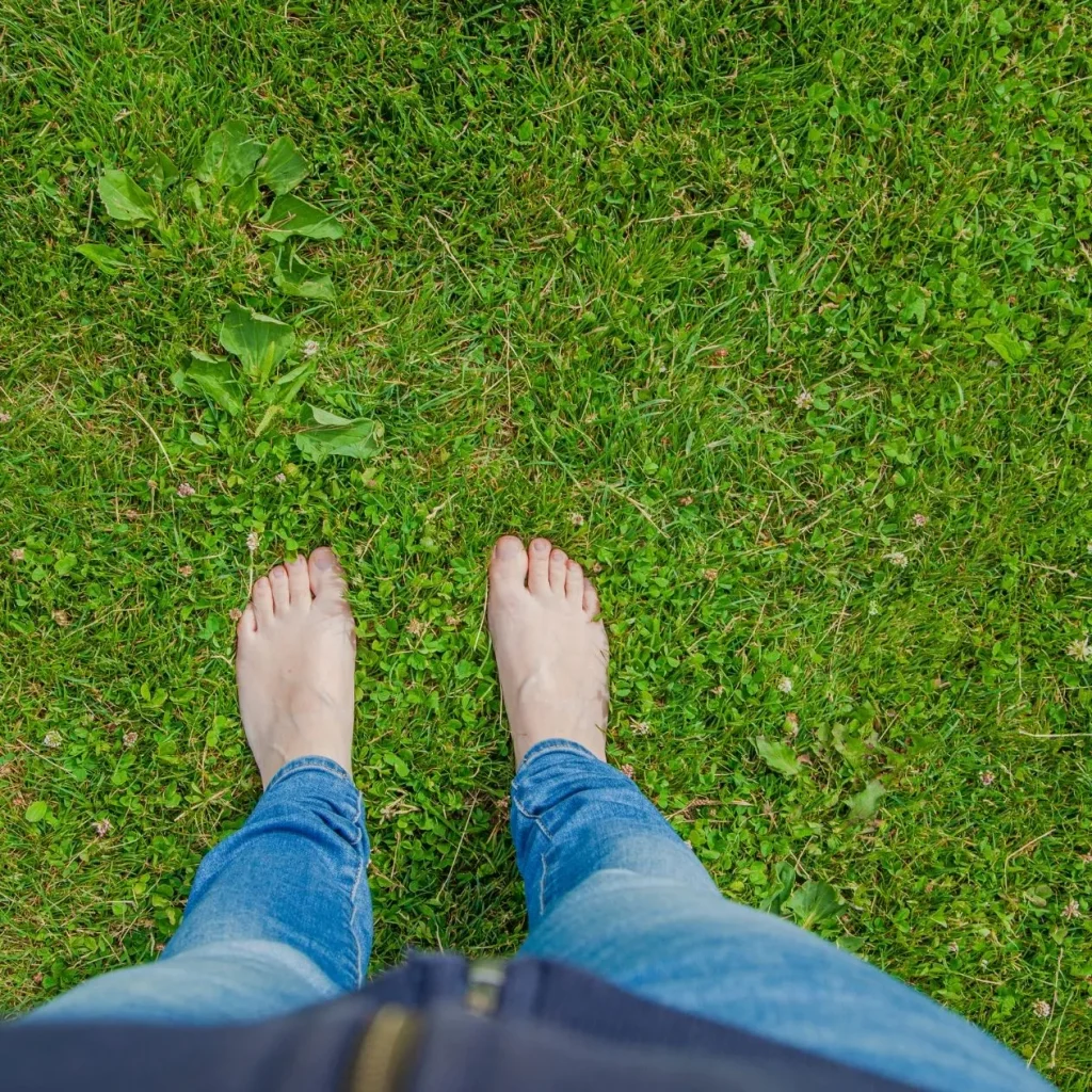 quedarse con los pies en la hierba:earthing